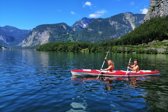 Piragüismo durante sus vacaciones activas en el lago Hallstättersee